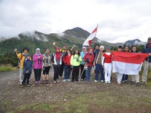 Kibar Bendera Merah Putih di Puncak Gunung Alaska, AS