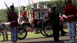 Bendara Pusaka Diarak Kereta Kencana