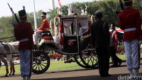 Bendara Pusaka Diarak Kereta Kencana