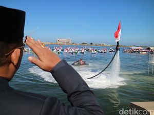 Upacara Pengibaran Bendera di Atas Laut
