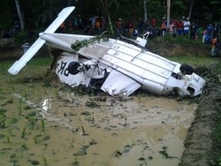 Pesawat yang Kecelakaan di Sawah Dievakuasi, akan Dibawa ke Lanud Tasikmalaya