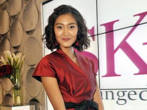 Potret Dominique Diyose Menyusui Anak di Momen Hari Galungan