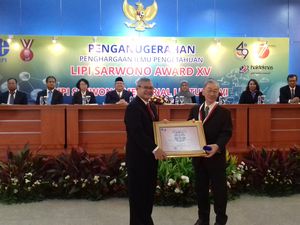 Fisikawan Tjia May On Terima Penghargaan LIPI Sarwono Award 2016