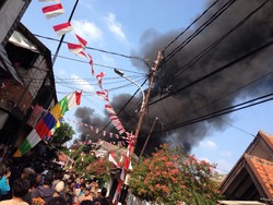 Kebakaran Lapak Potong Besi di Tegal Parang Padam