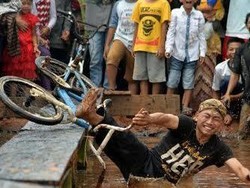 Aksi Bupati Batang Lomba 17 Agustusan Bersama Ribuan Petani