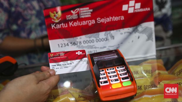 Kartu Keluarga Sejahtera Petugas menunjukan Kartu Keluarga Sejahtera (KKS) keluaran Himpunan Bank Milik Negara (Himbara), saat peresmian pilot project penyaluran bantuan sosial melalui KKS di Kampung Rawa, Johar Baru, Jakarta, Kamis, 18 Agustus 2016. CNN Indonesia/Adhi Wicaksono.