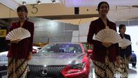 Anggunnya SPG Suzuki dan Lexus Berkebaya