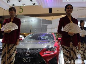 Anggunnya SPG Suzuki dan Lexus Berkebaya