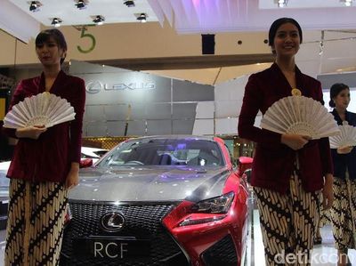 Anggunnya SPG Suzuki dan Lexus Berkebaya