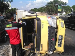 Sopir Diduga Mengantuk, Mobil Boks Terguling di Jalan Soekarno Hatta Bandung