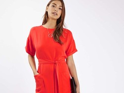 Editors Choice: Lebih Percaya Diri Saat Wawancara Kerja dengan Dress Merah