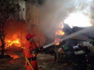 Api Bakar Lapak Potong Besi di Tegal Parang, Ledakan Terdengar Berkali-kali