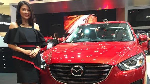 SPG Mazda dengan Busana Elegan dan Minimalis