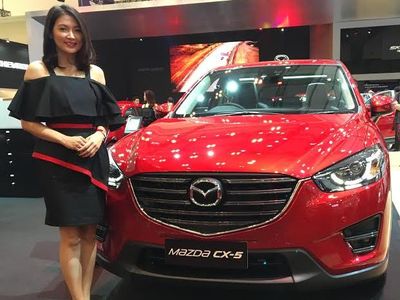 SPG Mazda dengan Busana Elegan dan Minimalis