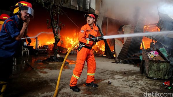 Kebakaran di Gudang Barang Rongsokan