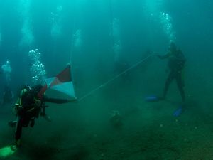 Bendera Merah Putih Berkibar di Bawah Laut Maumere