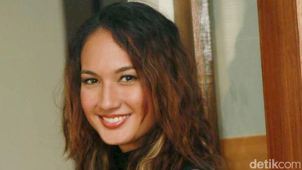 Nadine Chandrawinata Tampil Natural dengan Rambut Keriting