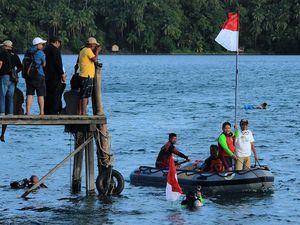 Pengibaran Bendera di Bawah Laut, Jelang Sail Karimata 2016