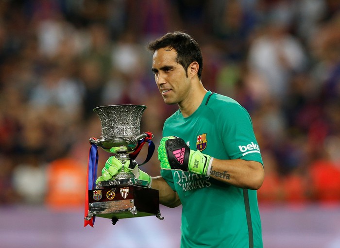 Football Soccer - Barcelona v Sevilla - Spanish SuperCup second leg - Camp Nou stadium, Barcelona , Spain - 18/08/16 Barcelonas Claudio Bravo poses with the Spanish SuperCup trophy. REUTERS/Albert Gea