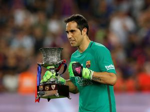 Claudio Bravo Menanti Panggilan dari Barcelona Claudio Bravo Menanti Panggilan dari Barcelona