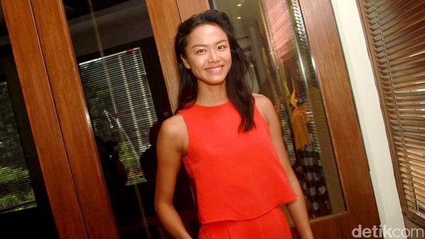 Kelly Tandiono Merah Menyala