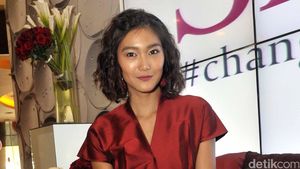 Dominique Diyose Feminin dengan Dress Kimono