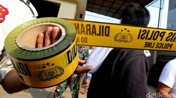 Garis Polisi Garis polisi (police line) dilarang melintas