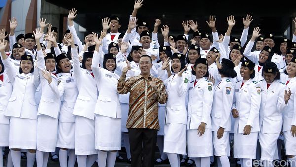 Imam Nahrawi Terima Kunjungan Paskibraka