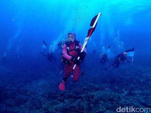 Melihat Aksi Keren Istri Kapolri Kibarkan Merah Putih di Bawah Laut Raja Ampat