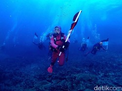 Melihat Aksi Keren Istri Kapolri Kibarkan Merah Putih di Bawah Laut Raja Ampat