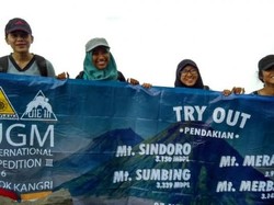 HUT Kemerdekaan, 4 Mahasiswi UGM Kibarkan Merah Putih di Puncak Himalaya