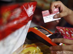 Untung Rugi Bantuan Pangan Pakai Kartu Subsidi