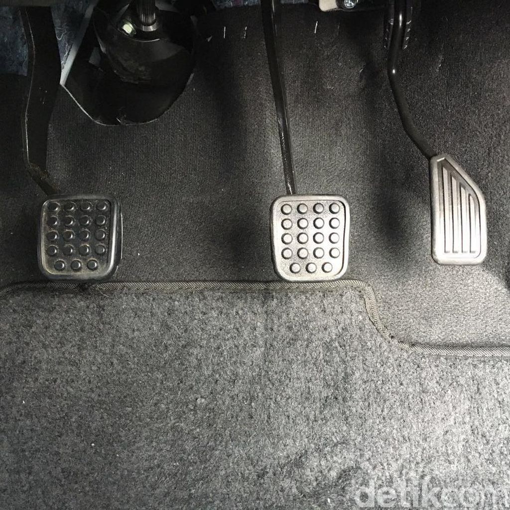 Cara Menyetir Mobil Manual, Nggak Sesulit yang Dibayangkan Kok! Cara Menyetir Mobil Manual, Nggak Sesulit yang Dibayangkan Kok!