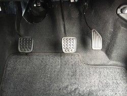 Cara Menyetir Mobil Manual, Nggak Sesulit yang Dibayangkan Kok!