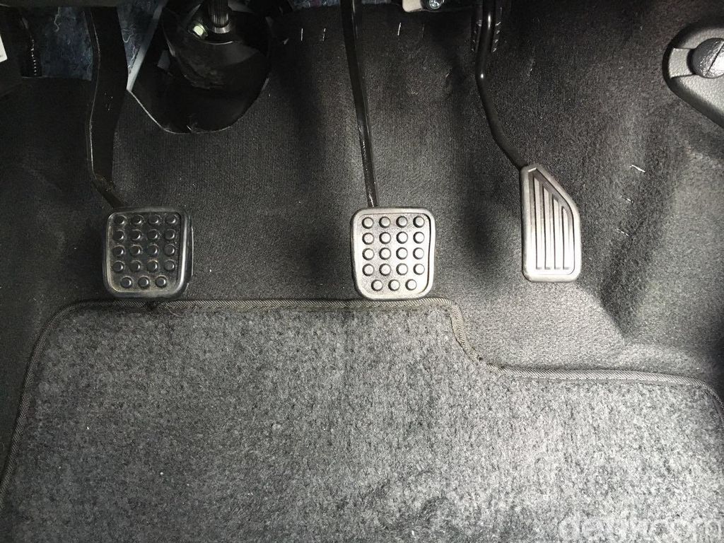 Cara Menyetir Mobil Manual, Nggak Sesulit yang Dibayangkan Kok! Cara Menyetir Mobil Manual, Nggak Sesulit yang Dibayangkan Kok!
