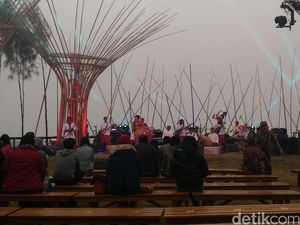 Kabut Tebal Iringi Pembukaan Jazz Gunung 2016 Kabut Tebal Iringi Pembukaan Jazz Gunung 2016