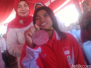 Sri Wahyuni Dapat Bonus Lagi, Rp 100 Juta dari Pemprov Jabar Sri Wahyuni Dapat Bonus Lagi, Rp 100 Juta dari Pemprov Jabar