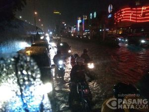 Hujan Deras, Jalan TB Simatupang Depan Citos Tergenang