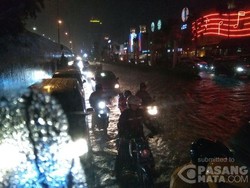Hujan Deras, Jalan TB Simatupang Depan Citos Tergenang