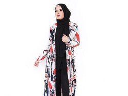 Tips Berbusana di Musim Hujan dengan Outer Panjang ala 5 Desainer Hijab
