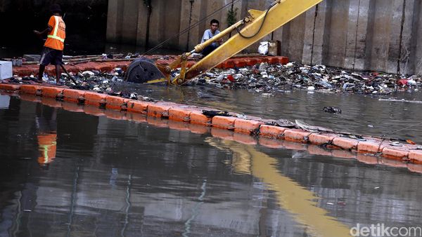 Pasukan Oranye Ubah Wajah Kali Jakarta Jadi Bersih