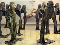 Patung 9 Wali Perempuan Tampil di Pameran Tunggal Lenny Ratnasari Weichert