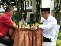 Saat Ridwan Kamil dan Ayi Vivananda Bercatur di Balai Kota, Siapa Menang?