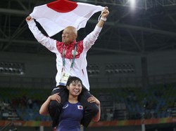 Rayakan Emas Olimpiade Rio, Pegulat Putri Jepang Ini Panggul Pelatihnya