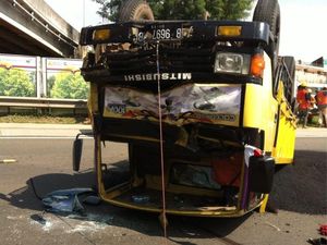 Ada Truk Terbalik, Tol Jagorawi Arah Jakarta Macet 2 Km