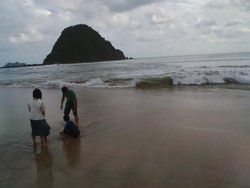 Seminggu ini Air Laut Pantai Pulau Merah Keruh, Tak Lagi Biru tapi Cokelat