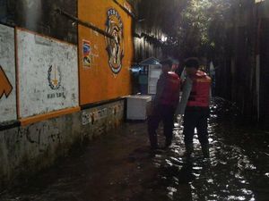 Petogogan Banjir 70 Cm, Tim SAR Polda Metro Dikerahkan ke Lokasi