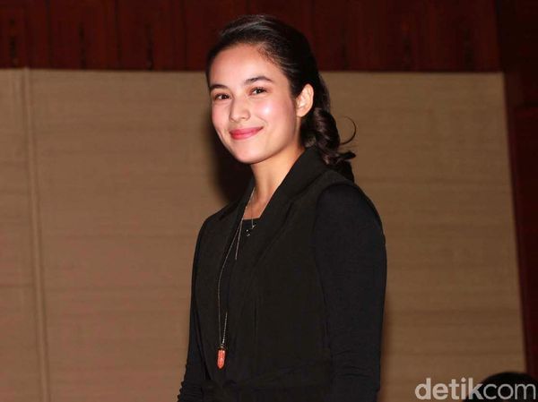 Gaya Chelsea Islan dengan Busana Serba Hitam