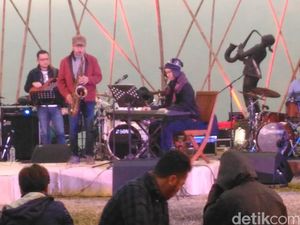 Melodi Asyik Nial Djuliarso dan Penghargaan untuk Ireng Maulana Melodi Asyik Nial Djuliarso dan Penghargaan untuk Ireng Maulana