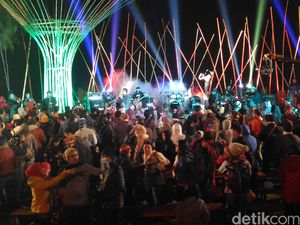 Ermy Kulit dan Shaggydog Tutup Malam Pertama Jazz Gunung 2016 dengan Dansa Ermy Kulit dan Shaggydog Tutup Malam Pertama Jazz Gunung 2016 dengan Dansa